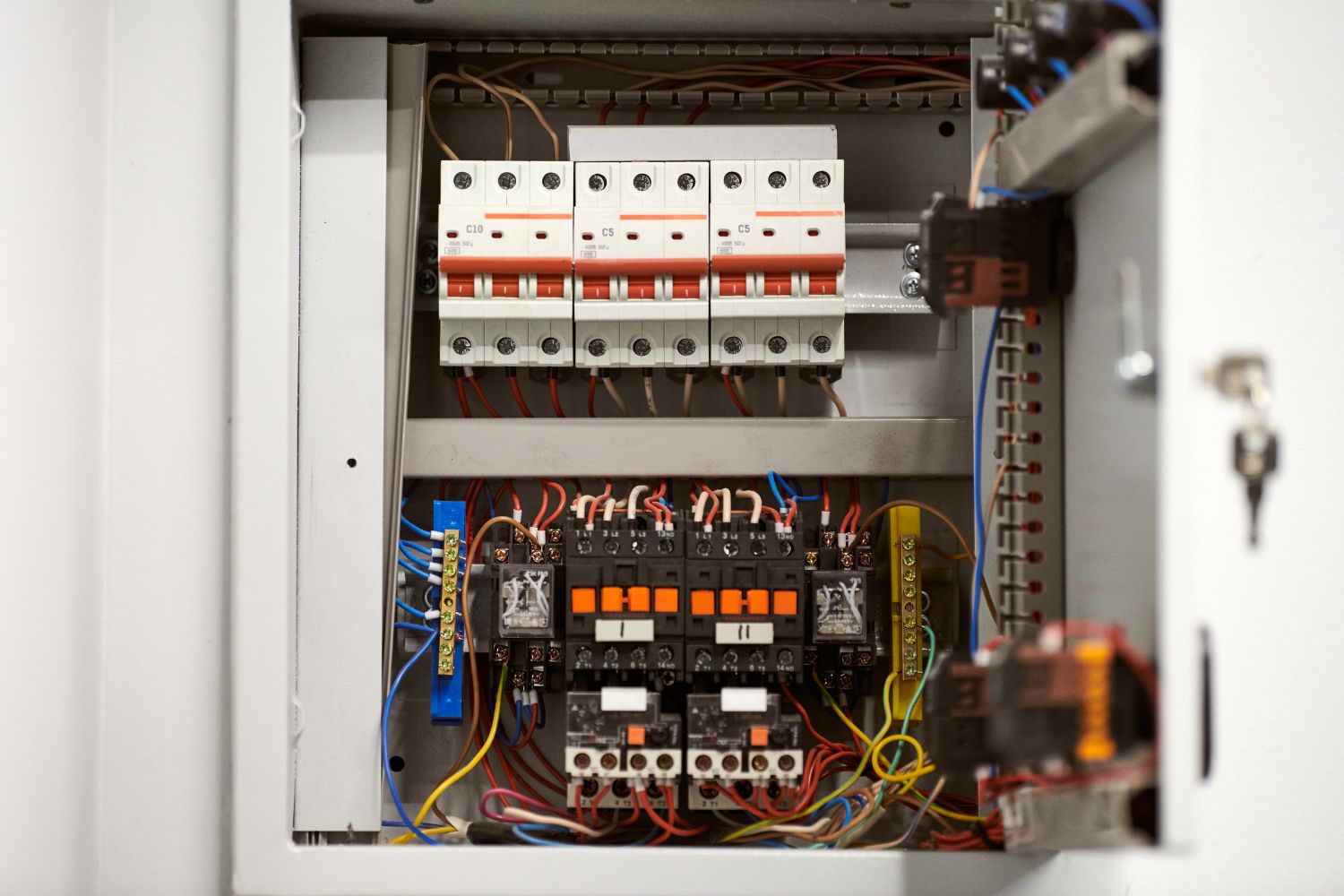 Tableau et circuits électriques, commandes, prises